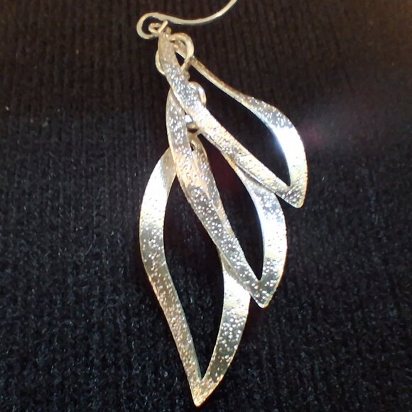 See-Through Locket and a Pair of Nautical and Geometric Drop Leaf Earrings - Picture 12 of 14